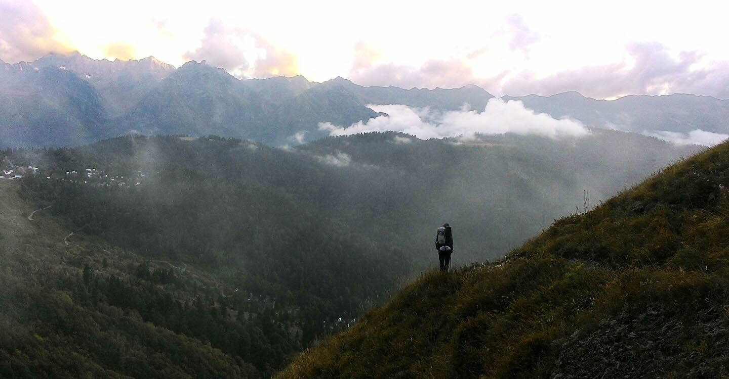 Вид на хребет Аибга с тропы на перевал