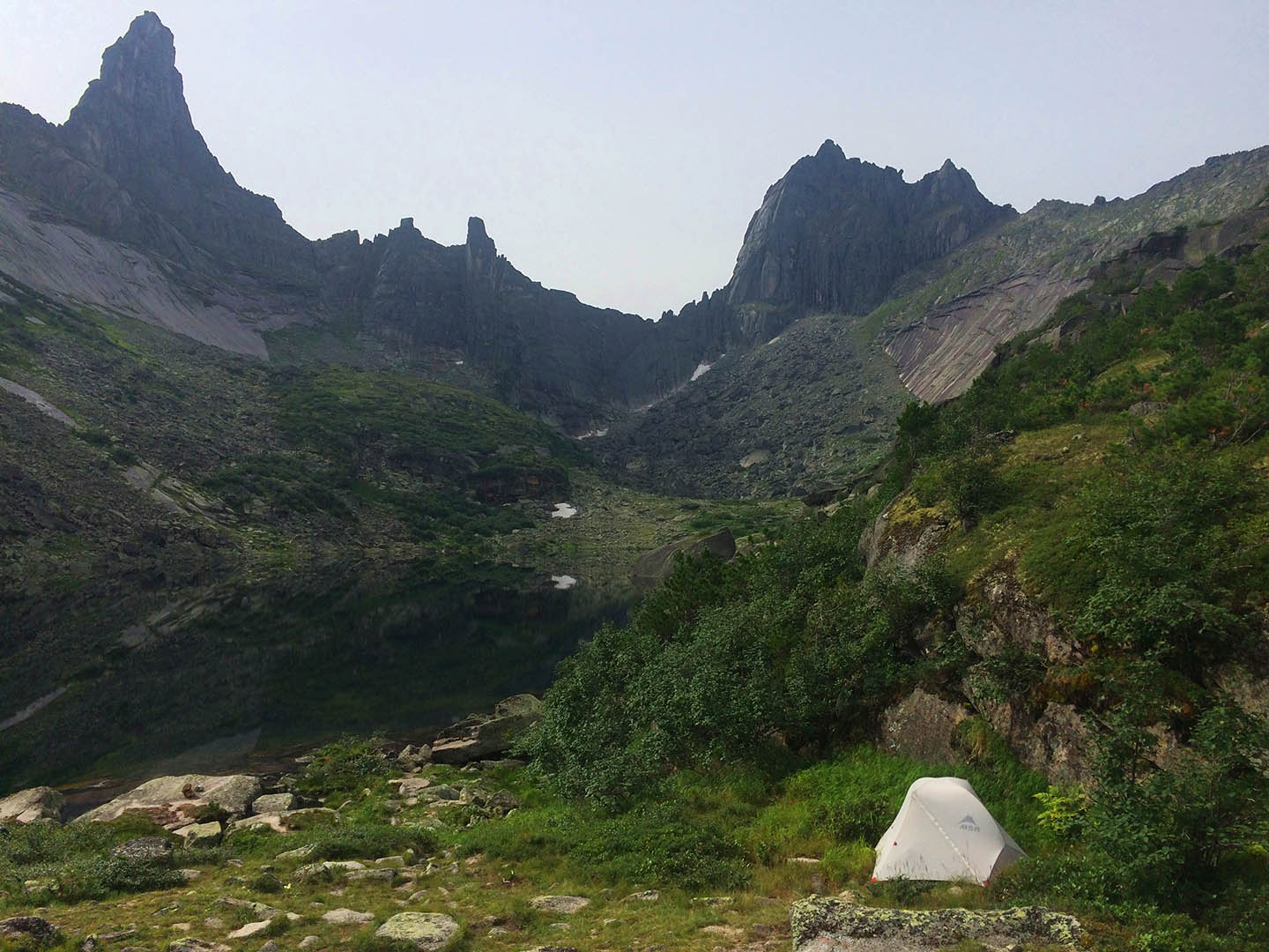 Палатка MSR Hubba NX у озера Горных духов